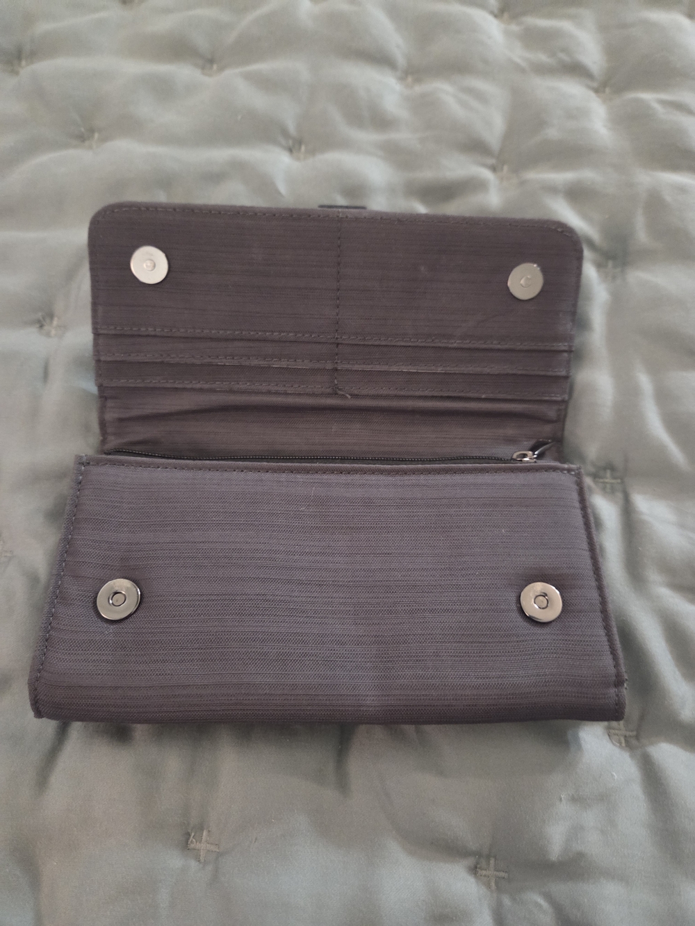 LUG Throttle Classic Quilted Wallet With Buckle Closure - Picture 9 of 16
